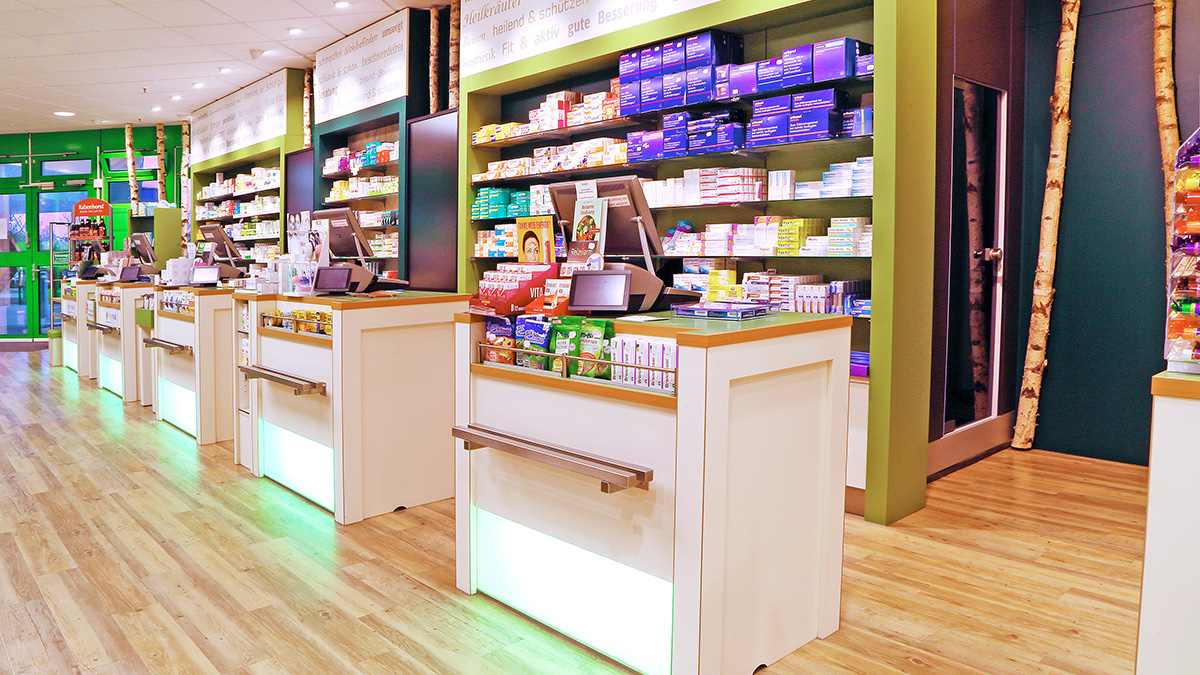 Schüsler Apotheke im Globus Hermsdorf Kassenbereich mit dezenter LED-Beleuchtung am Boden